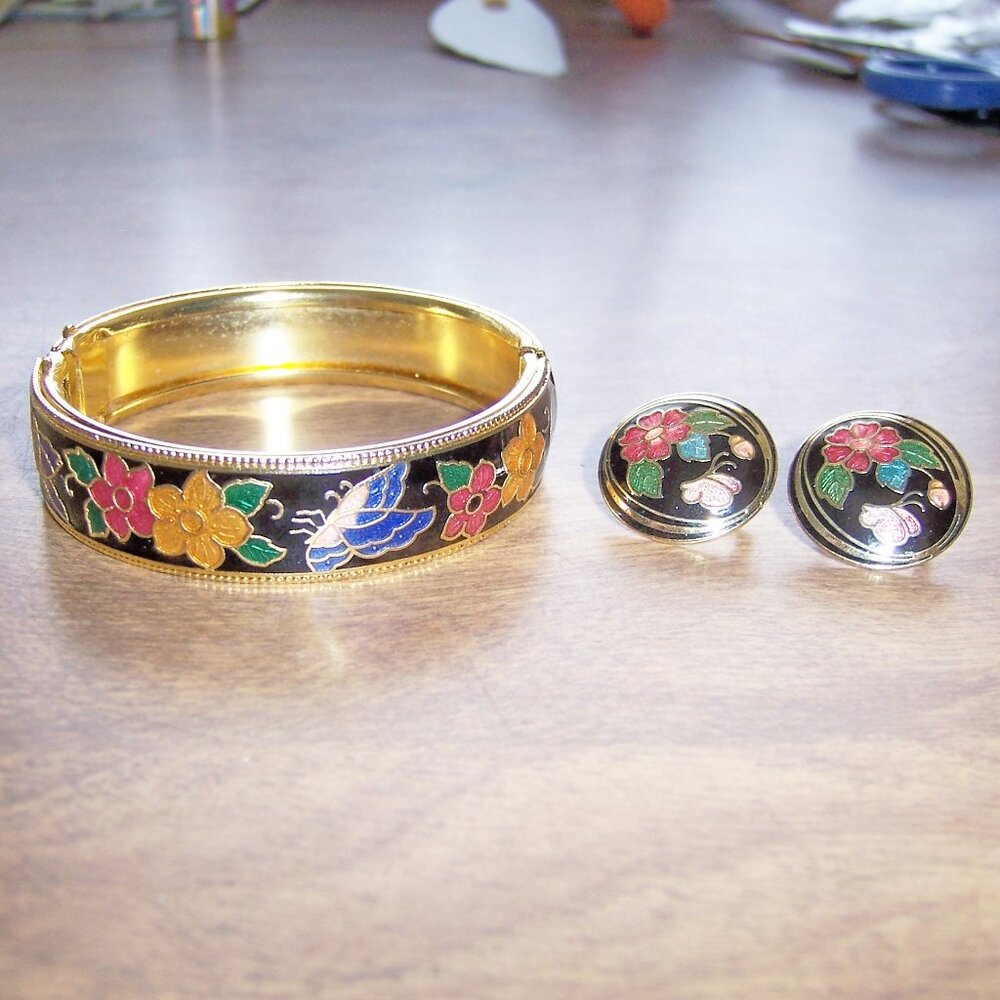 Vintage Talbots Goldtone Bangle Bracelet and Clip on Earrings Set